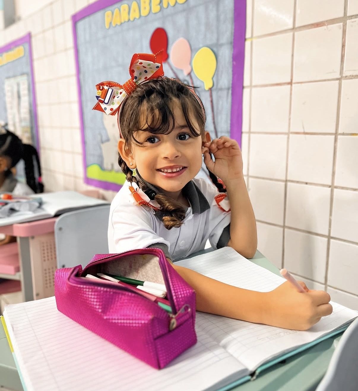 Menina sorridente na sala da educação infantil