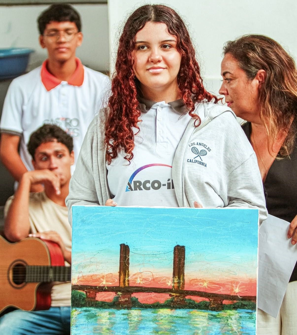 Aluna mostrando pintura da ponte entre Juazeiro e Petrolina
